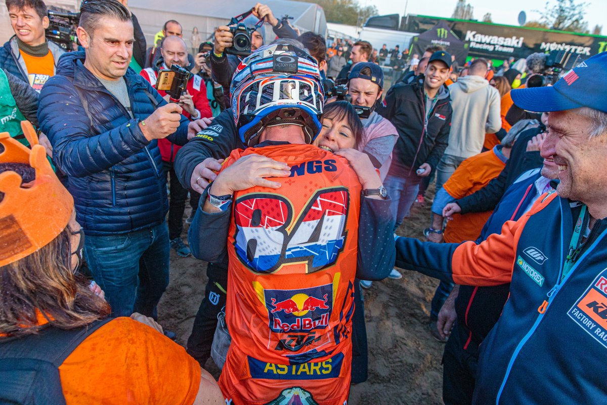 Il campione del mondo MXGP Jeffrey Herlings festeggia la vittoria del Campionato