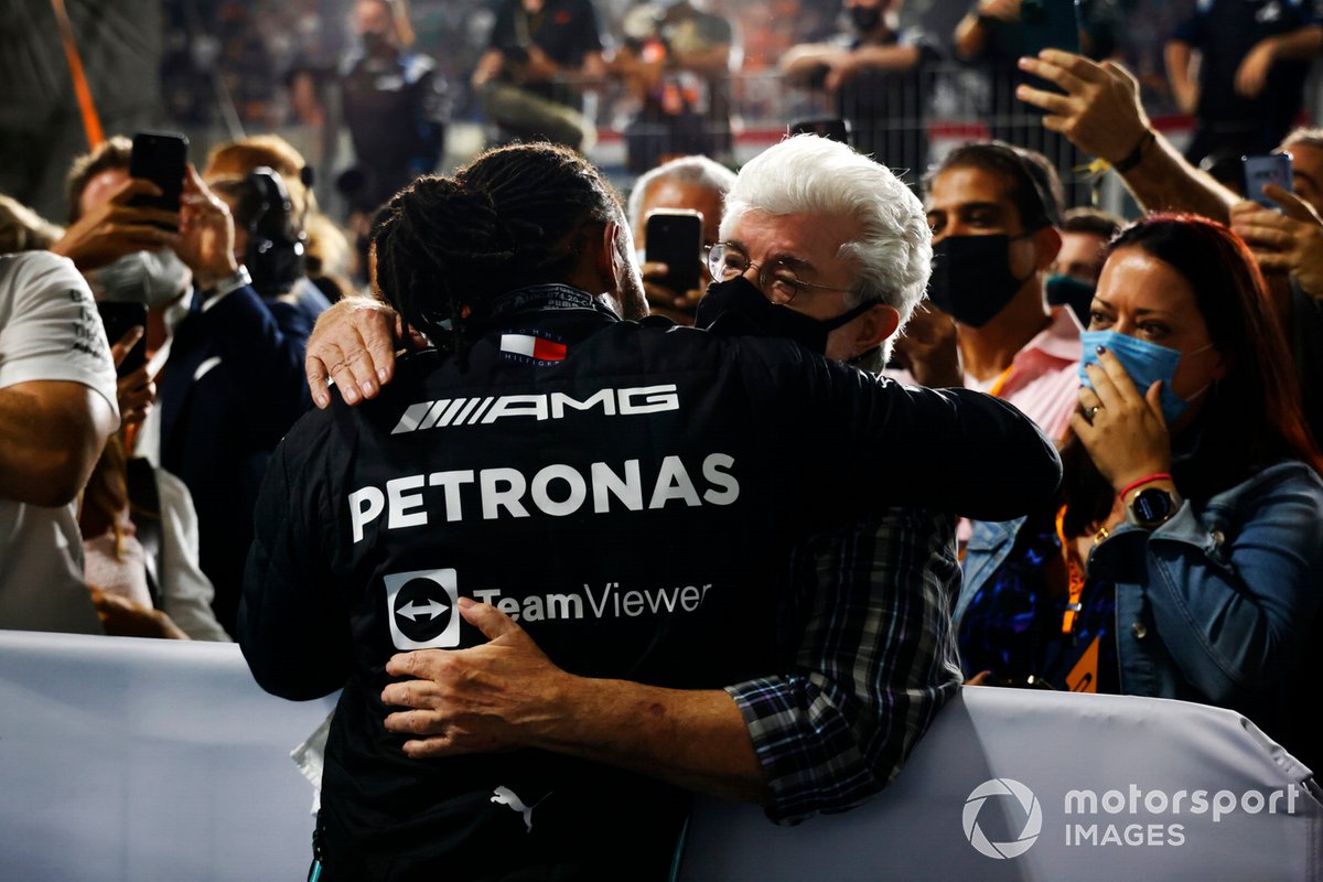 Lewis Hamilton, Mercedes, ganador del GP de Qatar, lo celebra con George Lucas