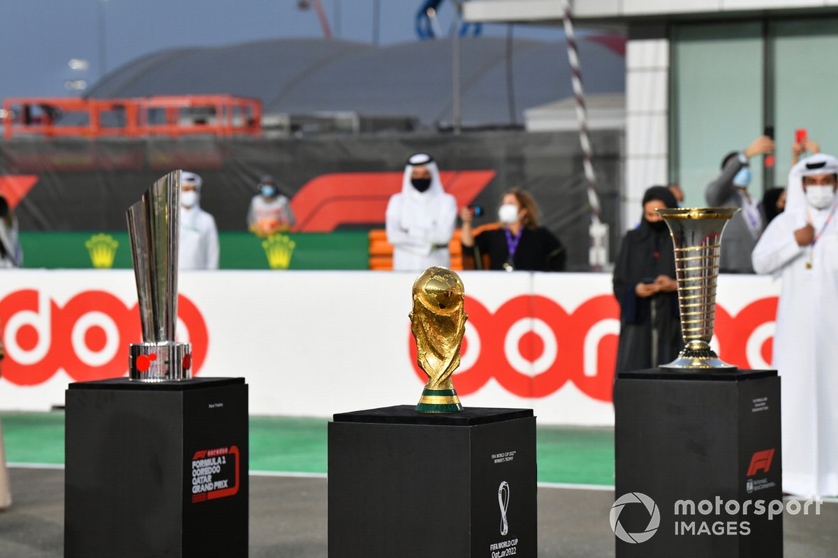 Trofeo de ganador del GP de Qatar, trofeo de Campeón del Mundo de fútbol y trofeo de Campeón del Mundo de F1