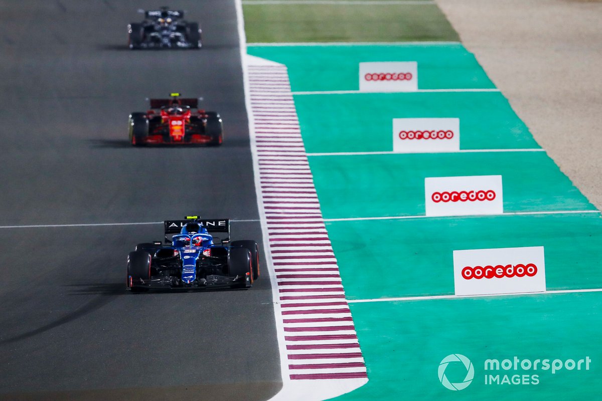 Esteban Ocon, Alpine A521, Carlos Sainz Jr, Ferrari SF21, e Yuki Tsunoda, AlphaTauri AT02