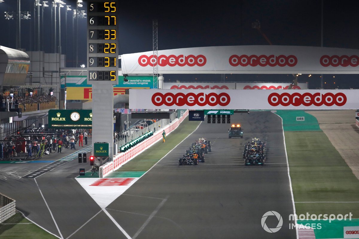 Lewis Hamilton, Mercedes W12, y Pierre Gasly, AlphaTauri AT02, lideran la salida