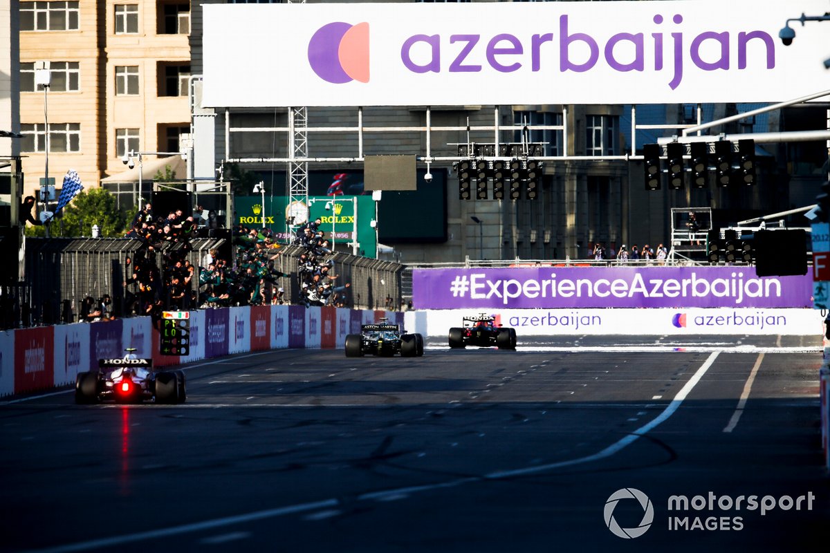 Ganador Sergio Pérez, Red Bull Racing RB16B, se lleva la bandera a cuadros y Sebastian Vettel, Aston Martin AMR21 segundo lugar y tercer lugar Pierre Gasly, AlphaTauri AT02