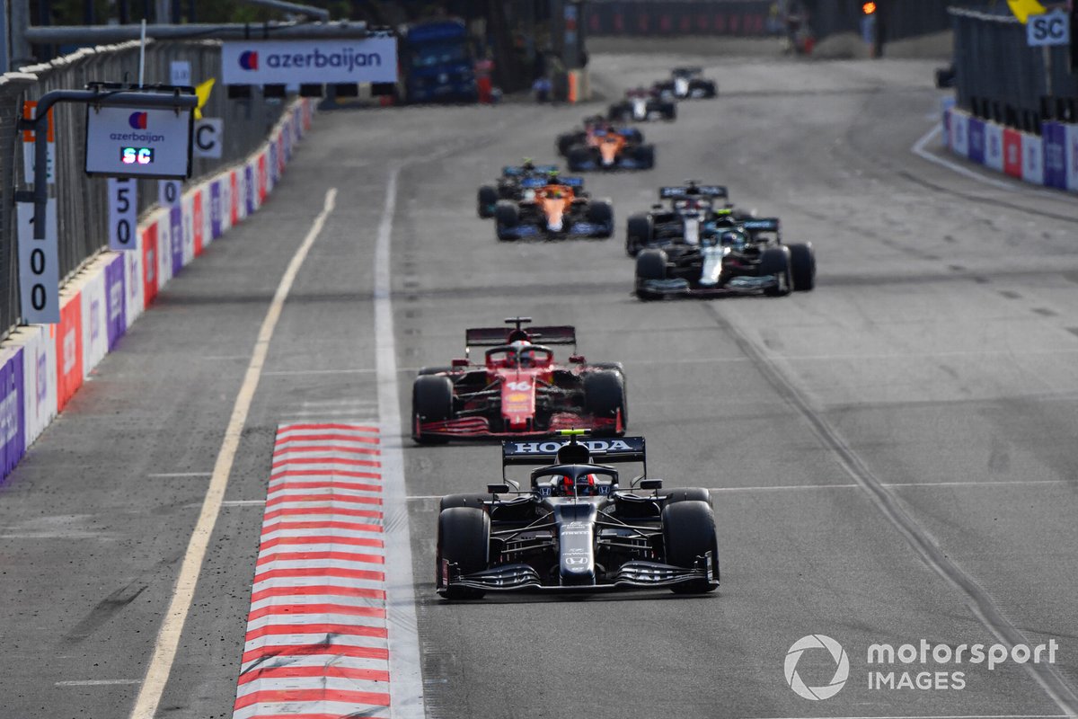 Pierre Gasly, AlphaTauri AT02, Charles Leclerc, Ferrari SF21, e Sebastian Vettel, Aston Martin AMR21