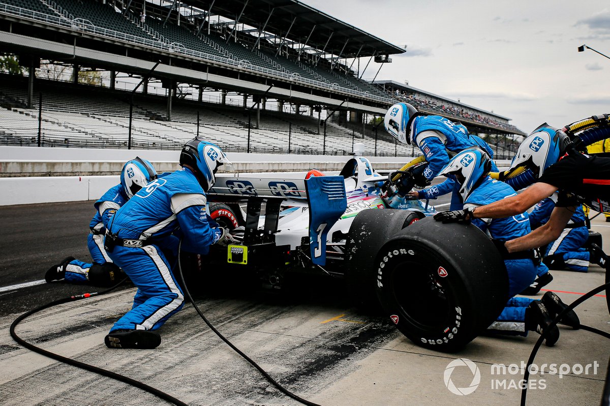 Scott McLaughlin, Team Penske Chevrolet pit stop