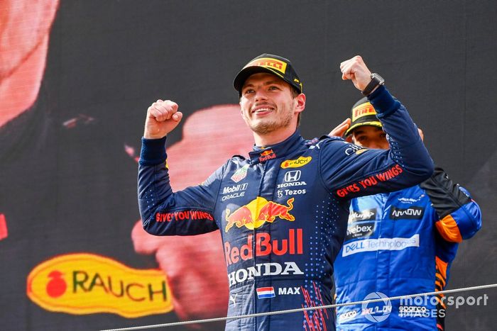 Podio: ganador Max Verstappen, Red Bull Racing