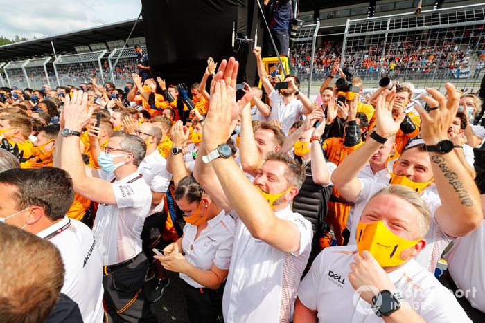 El equipo McLaren celebra el tercer lugar de Lando Norris, en el podio