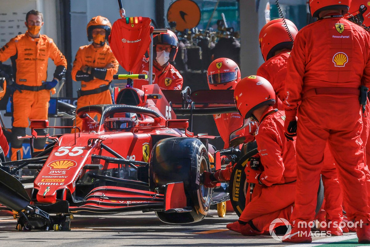 Carlos Sainz Jr., Ferrari SF21, ai box