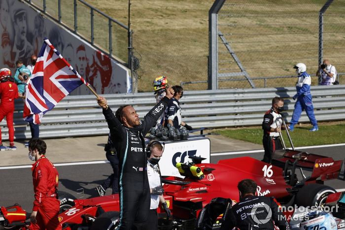 Ganador Lewis Hamilton, Mercedes W12 con la bandera de Gran Bretaña