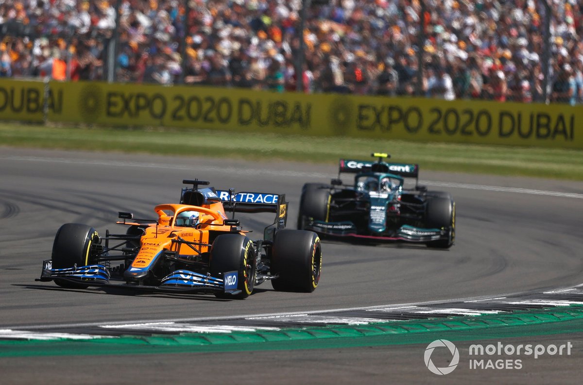 Daniel Ricciardo, McLaren MCL35M, Sebastian Vettel, Aston Martin AMR21