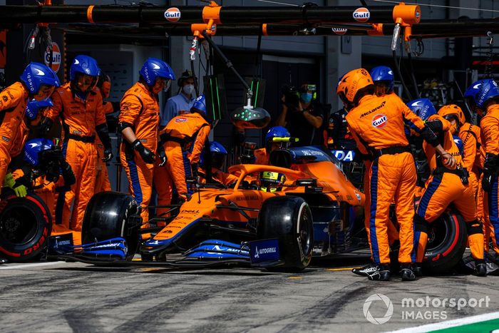 Lando Norris, McLaren MCL35M, pit stop