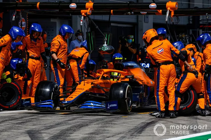 Lando Norris, McLaren MCL35M, pit stop