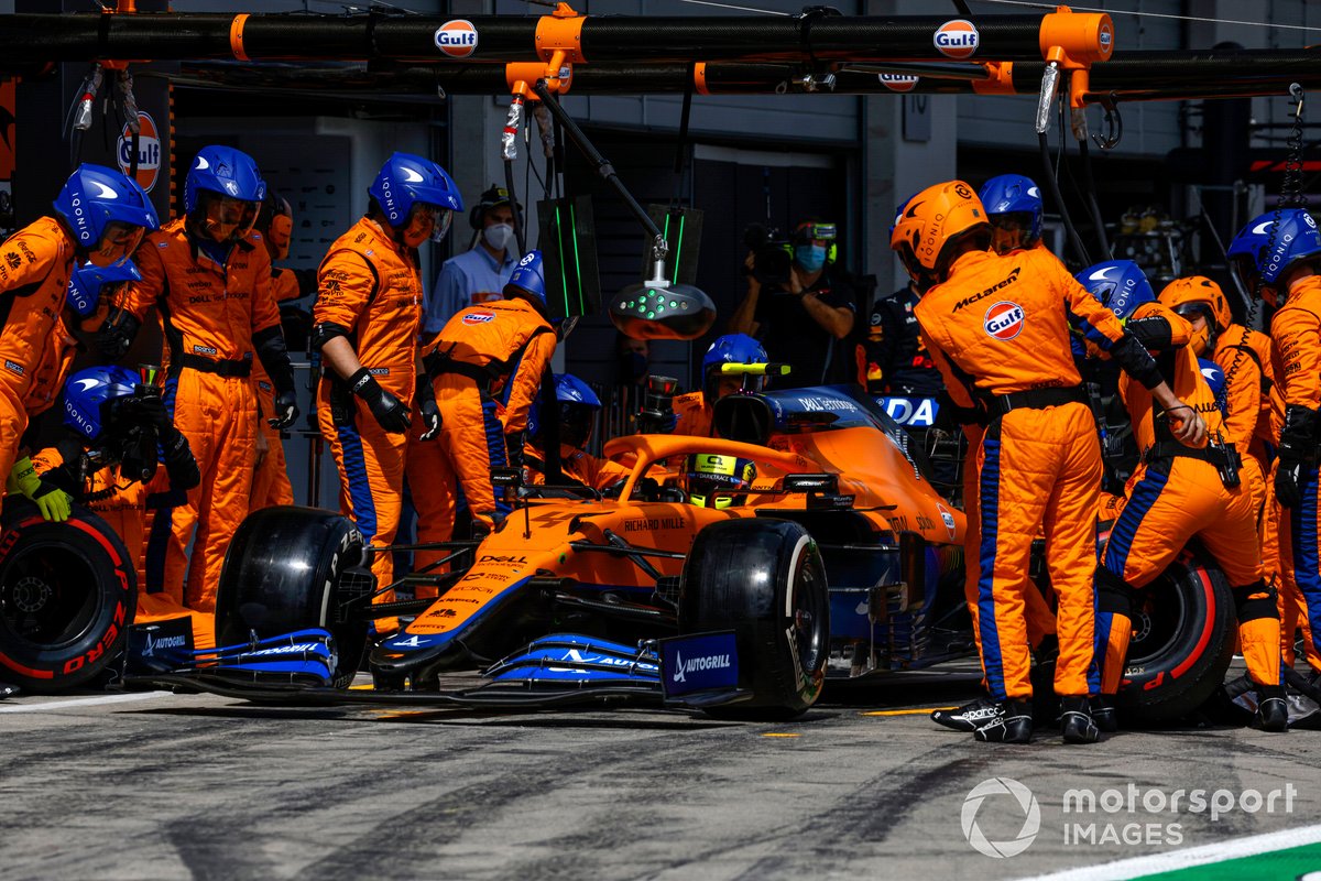 Lando Norris, McLaren MCL35M, pit stop