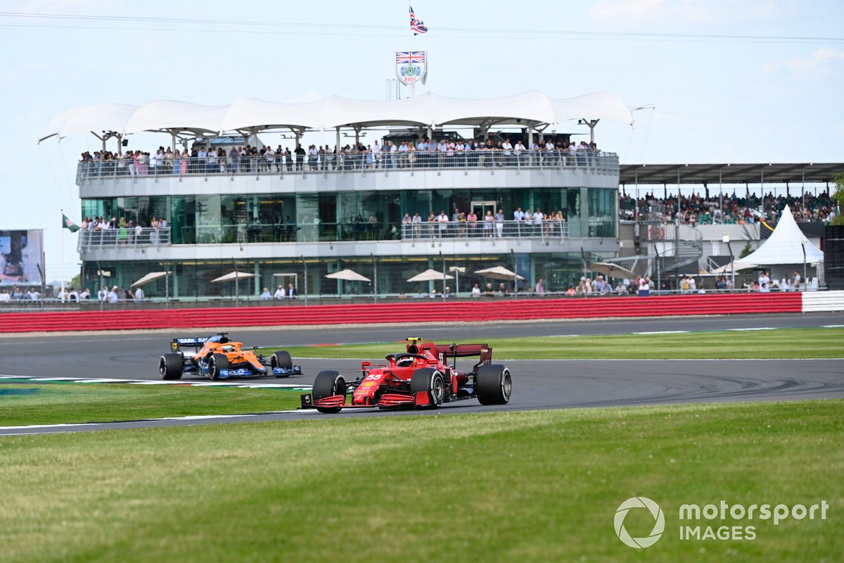 Carlos Sainz Jr., Ferrari SF21, Daniel Ricciardo, McLaren MCL35M