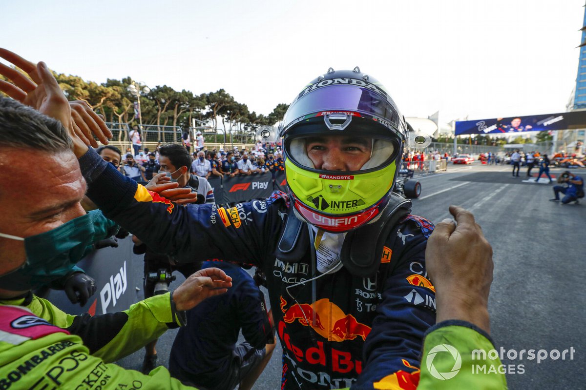 Sergio Perez, Red Bull Racing, rejoint le parc fermé en vainqueur