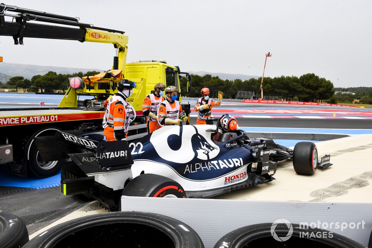 Yuki Tsunoda, AlphaTauri AT02, es asistido por los comisarios de pista tras estrellarse en la Q1