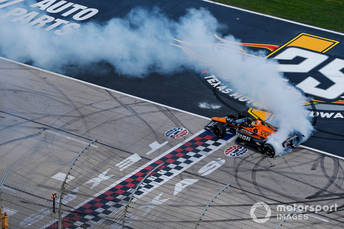 Patricio O'Ward, Arrow McLaren SP Chevrolet celebra la victoria en la XPEL 375 con unas donas en el piso