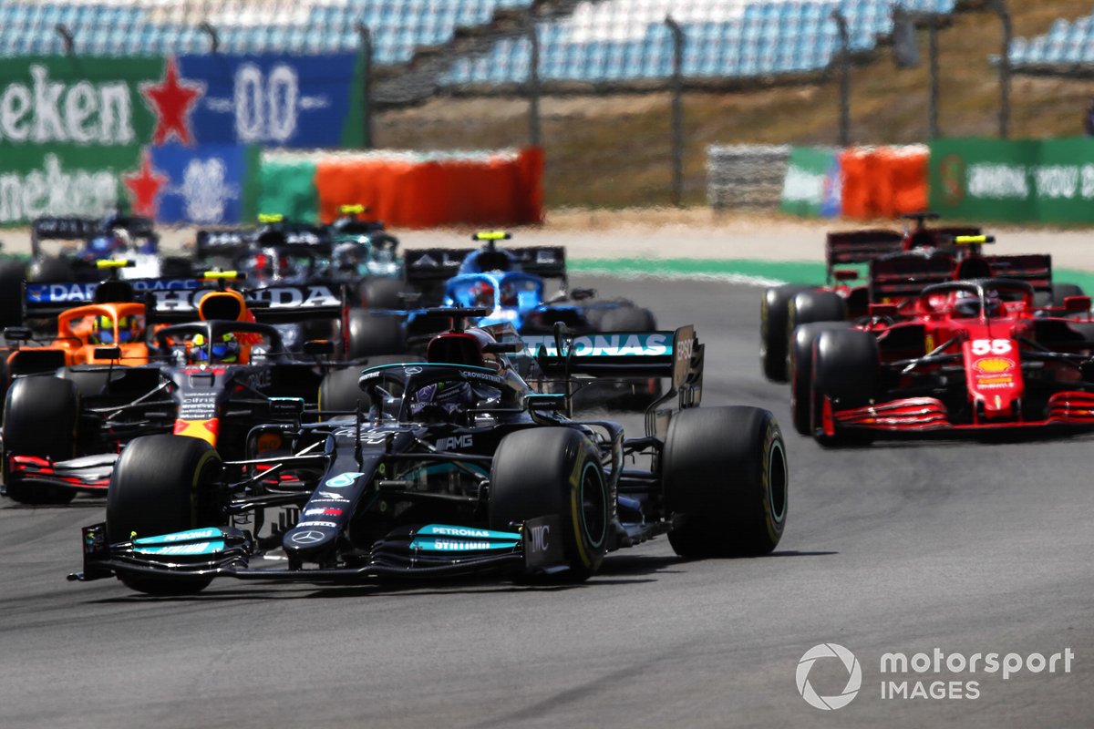 Lewis Hamilton, Mercedes W12, Carlos Sainz Jr., Ferrari SF21, Sergio Pérez, Red Bull Racing RB16B