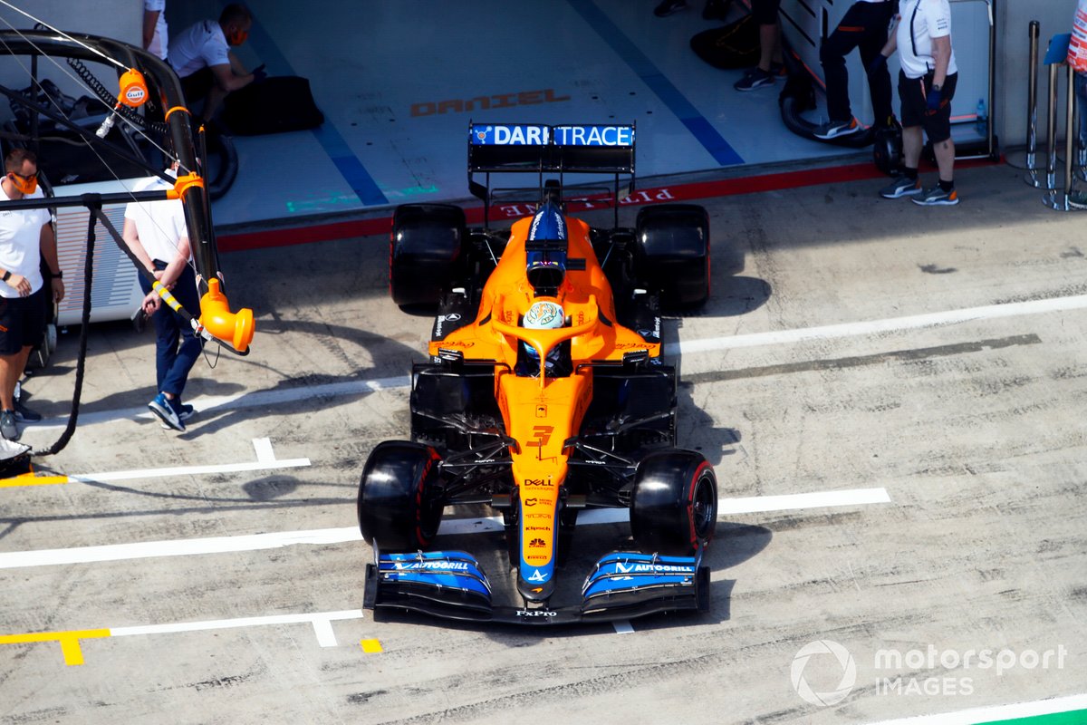 Daniel Ricciardo, McLaren MCL35M, esce dal garage