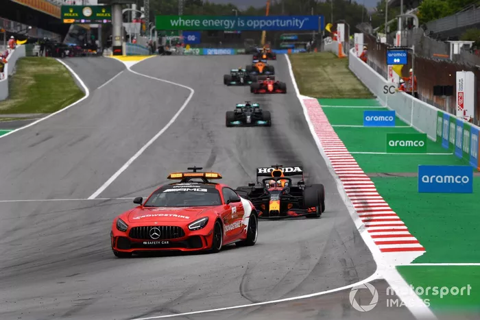 El Safety Car lidera a Max Verstappen, Red Bull Racing RB16B, Lewis Hamilton, Mercedes W12, Charles Leclerc, Ferrari SF21