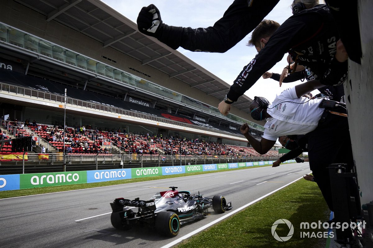 Lewis Hamilton, Mercedes W12, primera posición, se alza con la victoria