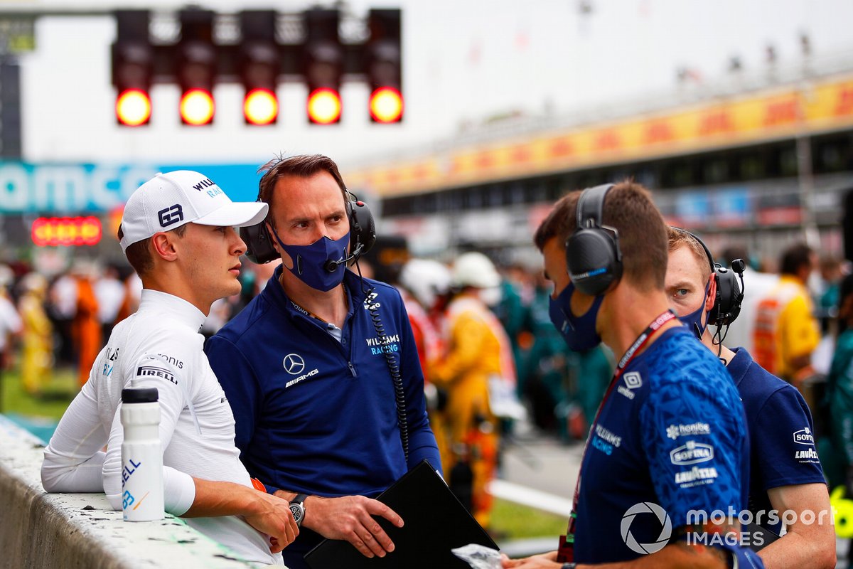 George Russell, Williams, con ingenieros en la parrilla