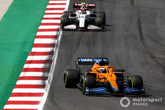 Daniel Ricciardo, McLaren MCL35M, Antonio Giovinazzi, Alfa Romeo Racing C41