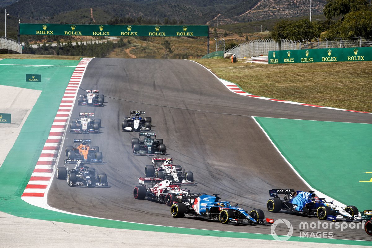George Russell, Williams FW43B, Fernando Alonso, Alpine A521, Kimi Raikkonen, Alfa Romeo Racing C41, Antonio Giovinazzi, Alfa Romeo Racing C41, Yuki Tsunoda, AlphaTauri AT02, al inicio