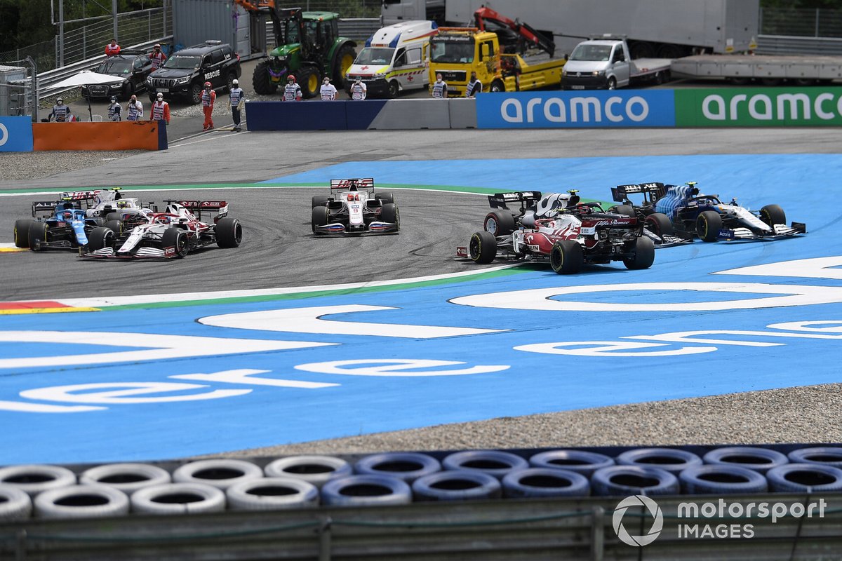 Pierre Gasly, AlphaTauri AT02, Antonio Giovinazzi, Alfa Romeo Racing C41, y Nicholas Latifi, Williams FW43B se tocan en la primera vuelta