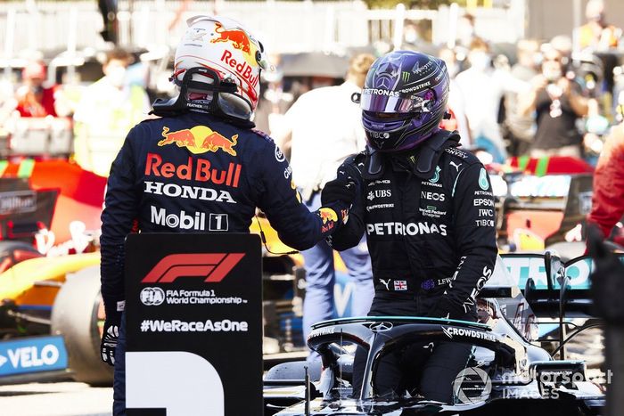 Max Verstappen, Red Bull Racing, felicita a Lewis Hamilton, Mercedes, tras ganar su Pole Position 100 en la F1 en el Parc Ferme