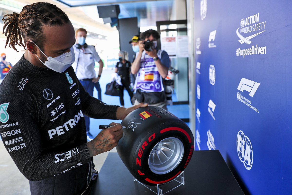 Pole Sitter Lewis Hamilton, Mercedes con il Pirelli Pole Position Award al Parc Ferme