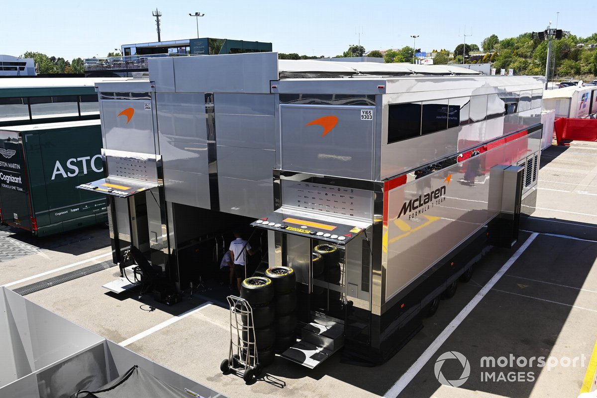 McLaren motorhome en el paddock