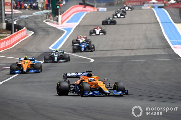 Daniel Ricciardo, McLaren MCL35M, Lando Norris, McLaren MCL35M, Sebastian Vettel, Aston Martin AMR21