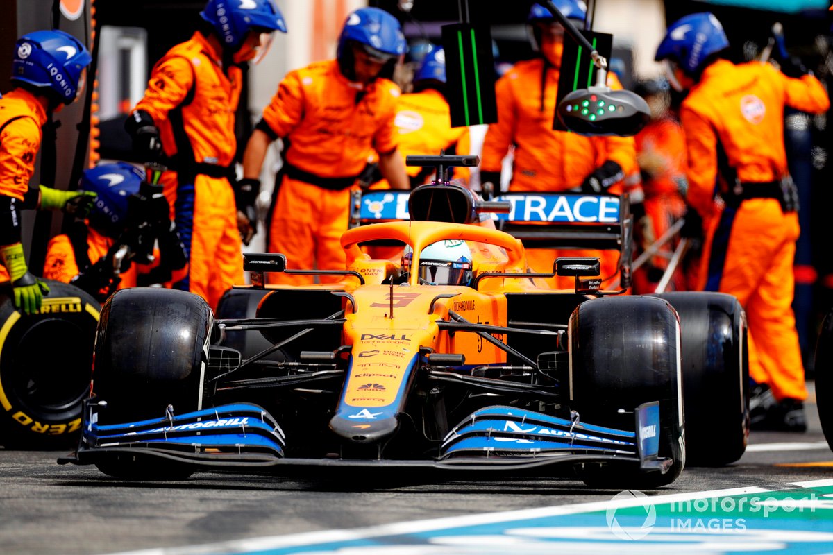 Daniel Ricciardo, McLaren MCL35M di pit