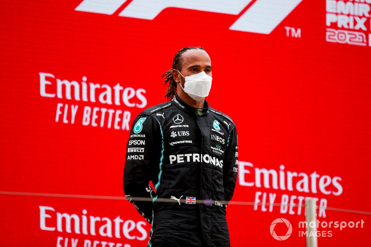 Lewis Hamilton, Mercedes, 2° classificato, sul podio