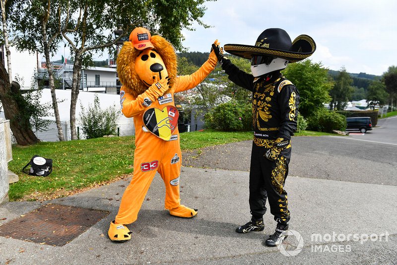 Mario Achi y una mascota que anima a Verstappen