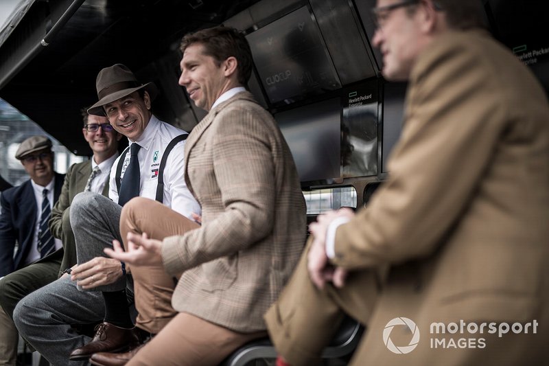 Toto Wolff, Executive Director (Business), Mercedes AMG, Matt Deane, Chief Mechanic, Mercedes AMG, and Mercedes team mates on the pit wall