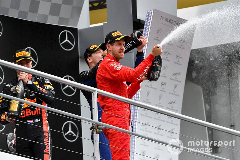 Sebastian Vettel, Ferrari, 2° classificato, spruzza lo Champagne, sul podio