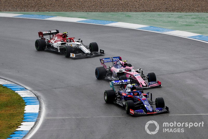 Alexander Albon, Toro Rosso STR14, precede Lance Stroll, Racing Point RP19, e Antonio Giovinazzi, Alfa Romeo Racing C38