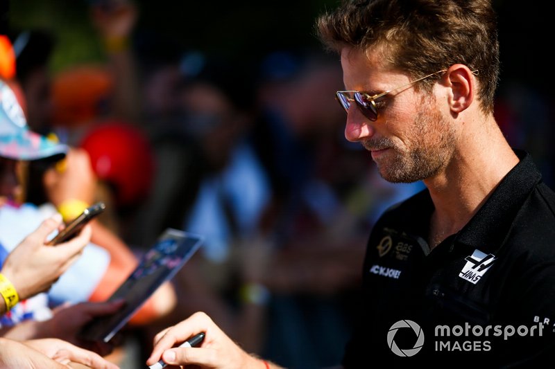 Romain Grosjean, Haas F1, signe des autographes