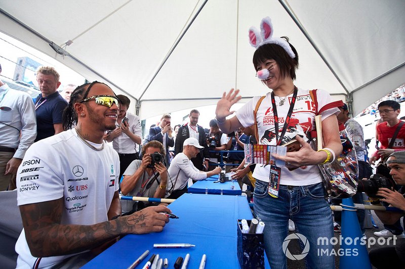 Lewis Hamilton, Mercedes AMG F1, meets fans