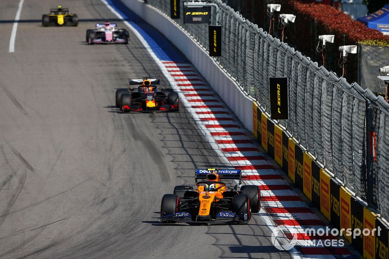 Lando Norris, McLaren MCL34, devant Max Verstappen, Red Bull Racing RB15, Sergio Perez, Racing Point RP19, et Nico Hulkenberg, Renault F1 Team R.S. 19