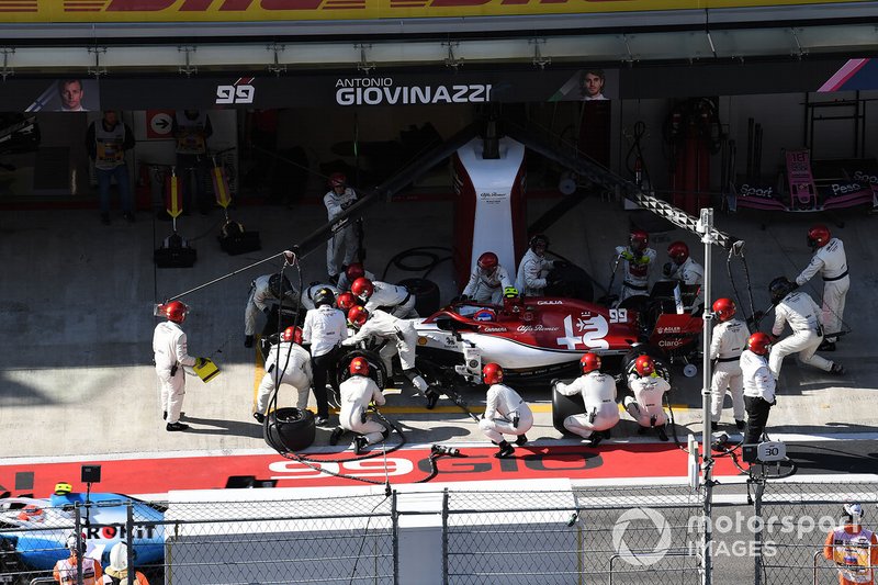 Antonio Giovinazzi, Alfa Romeo Racing C38, pit stop