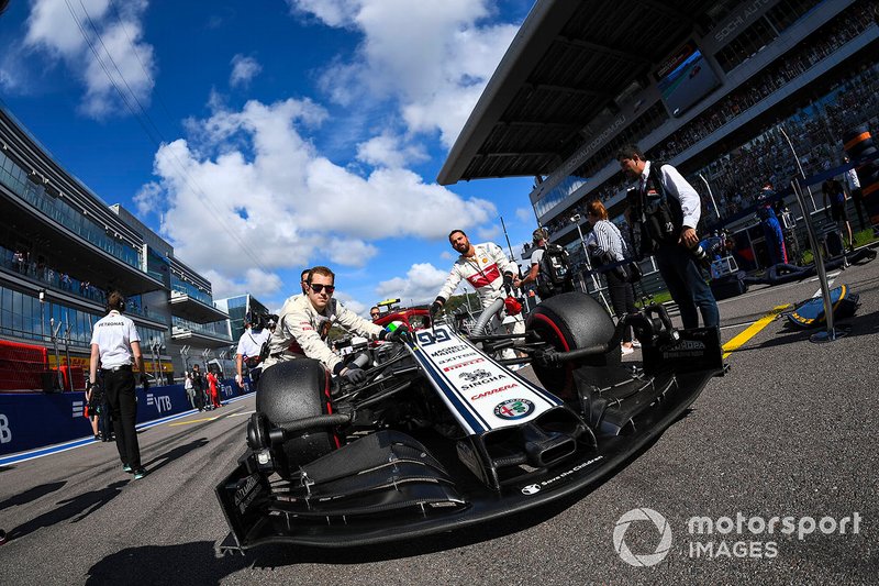 Antonio Giovinazzi, Alfa Romeo Racing C38, arriva sulla griglia
