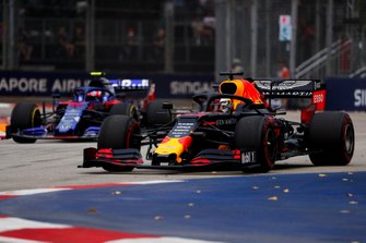 Max Verstappen, Red Bull Racing RB15 ve Pierre Gasly, Toro Rosso STR14