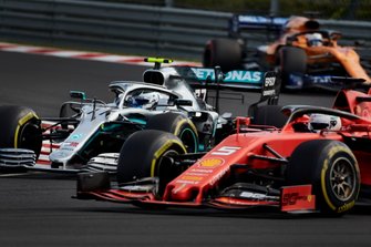 Sebastian Vettel, Ferrari SF90, Valtteri Bottas, Mercedes AMG W10, Carlos Sainz Jr., McLaren MCL34