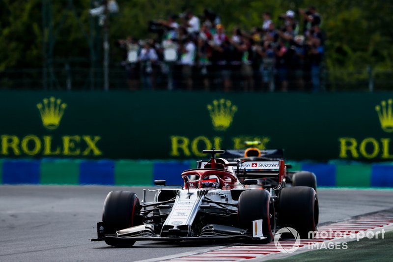 Kimi Raikkonen, Alfa Romeo Racing C38, leads Pierre Gasly, Red Bull Racing RB15