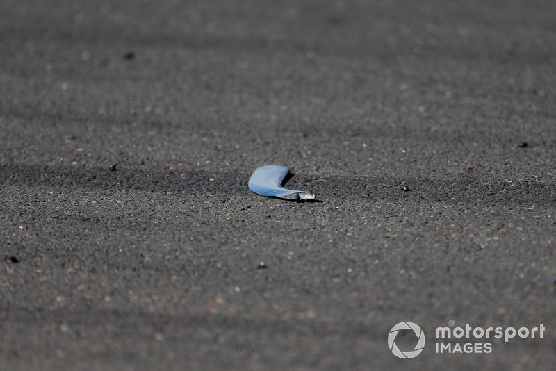 Escombros del coche de Lewis Hamilton, Mercedes AMG F1 W10