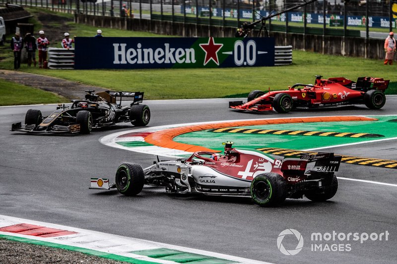 Romain Grosjean, Haas F1 Team VF-19, lidera Sebastian Vettel, Ferrari SF90, como Antonio Giovinazzi, Alfa Romeo Racing C38, gira