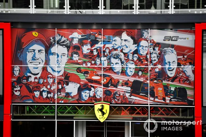 El motorhome de Ferrari con el póster de sus 90 años