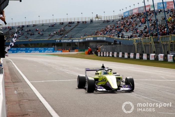 Ganadora de la carrera Emma Kimilainen